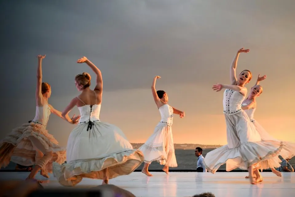 Bailarinas en escena al atardecer