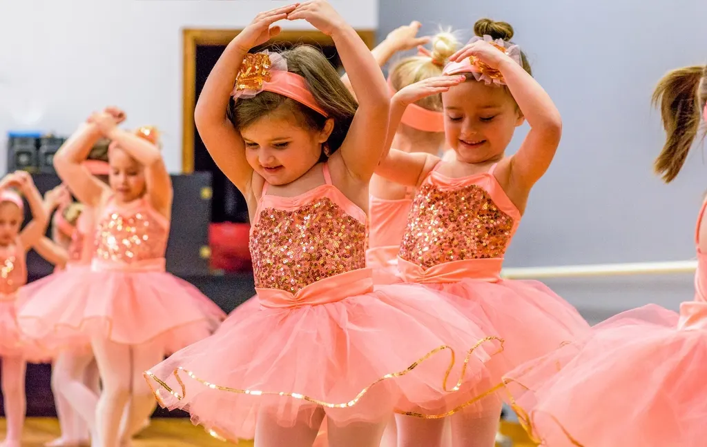 Grupo de niñas bailando en clase